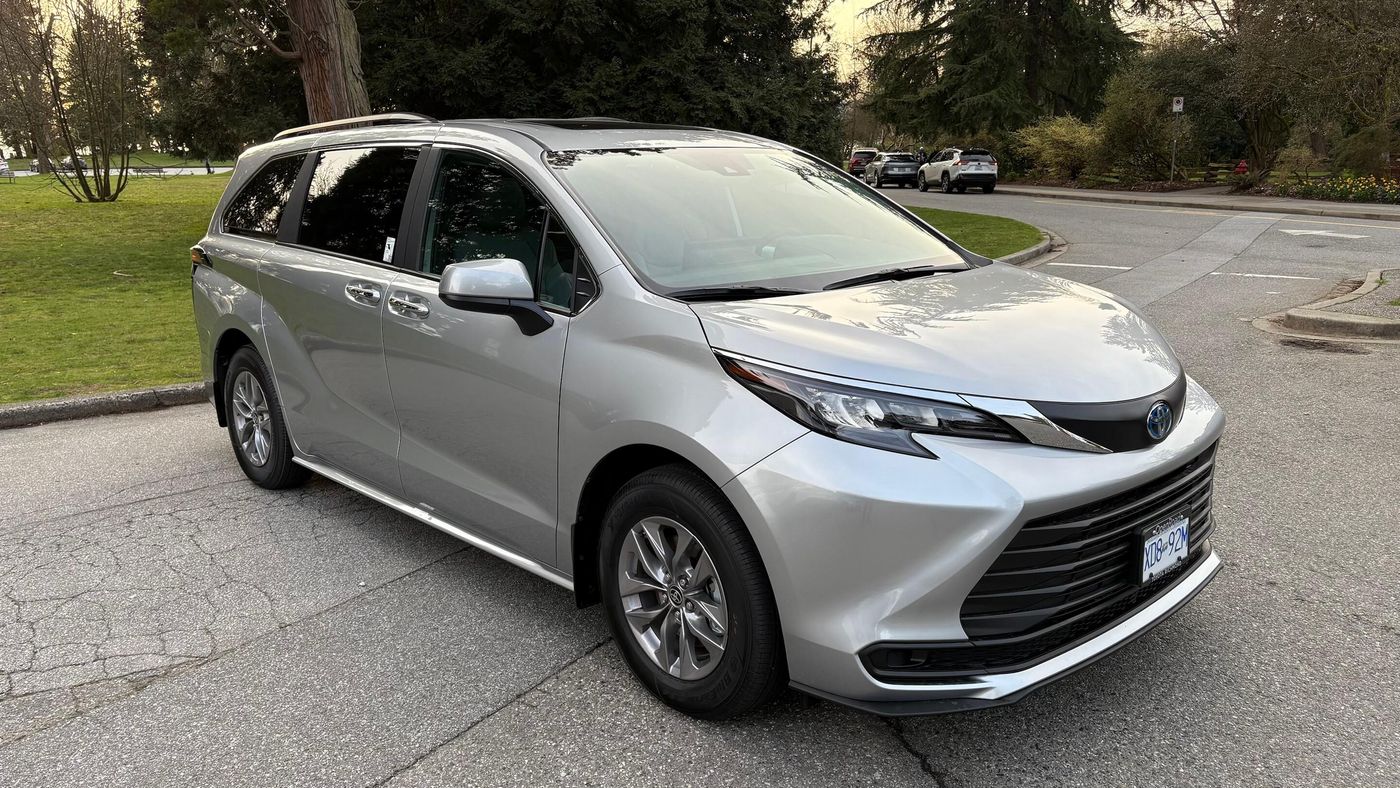2025 Toyota Sienna (2)
